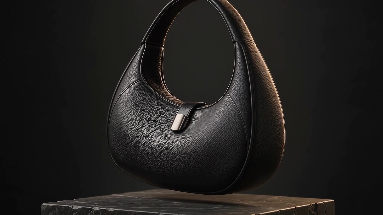Atelier Arc, sac en cuir noir présenté comme une pièce de maroquinerie de luxe